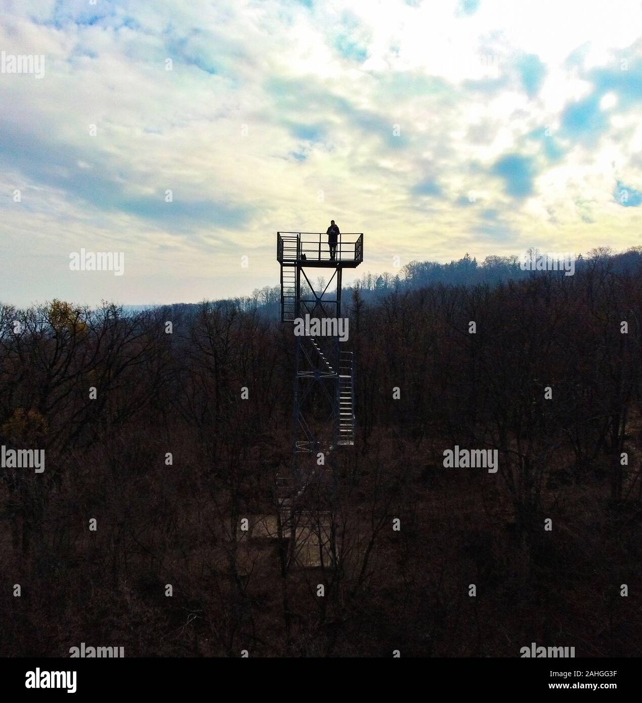 Mann, der auf einer Plattform über Samobor stand, diente als Aussichtspunkt für die Beobachtung von Stadt und Umgebung, fotografiert mit Drohne Stockfoto