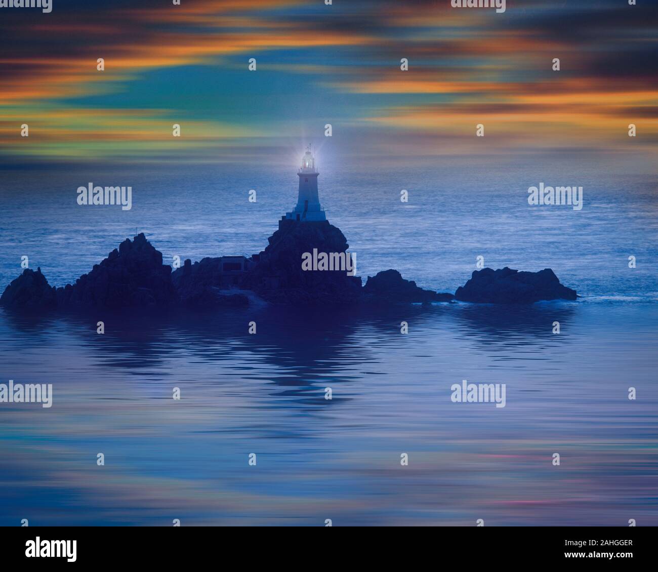 GB-JERSEY: Wie die Sonne über La Corbiere Leuchtturm Stockfoto