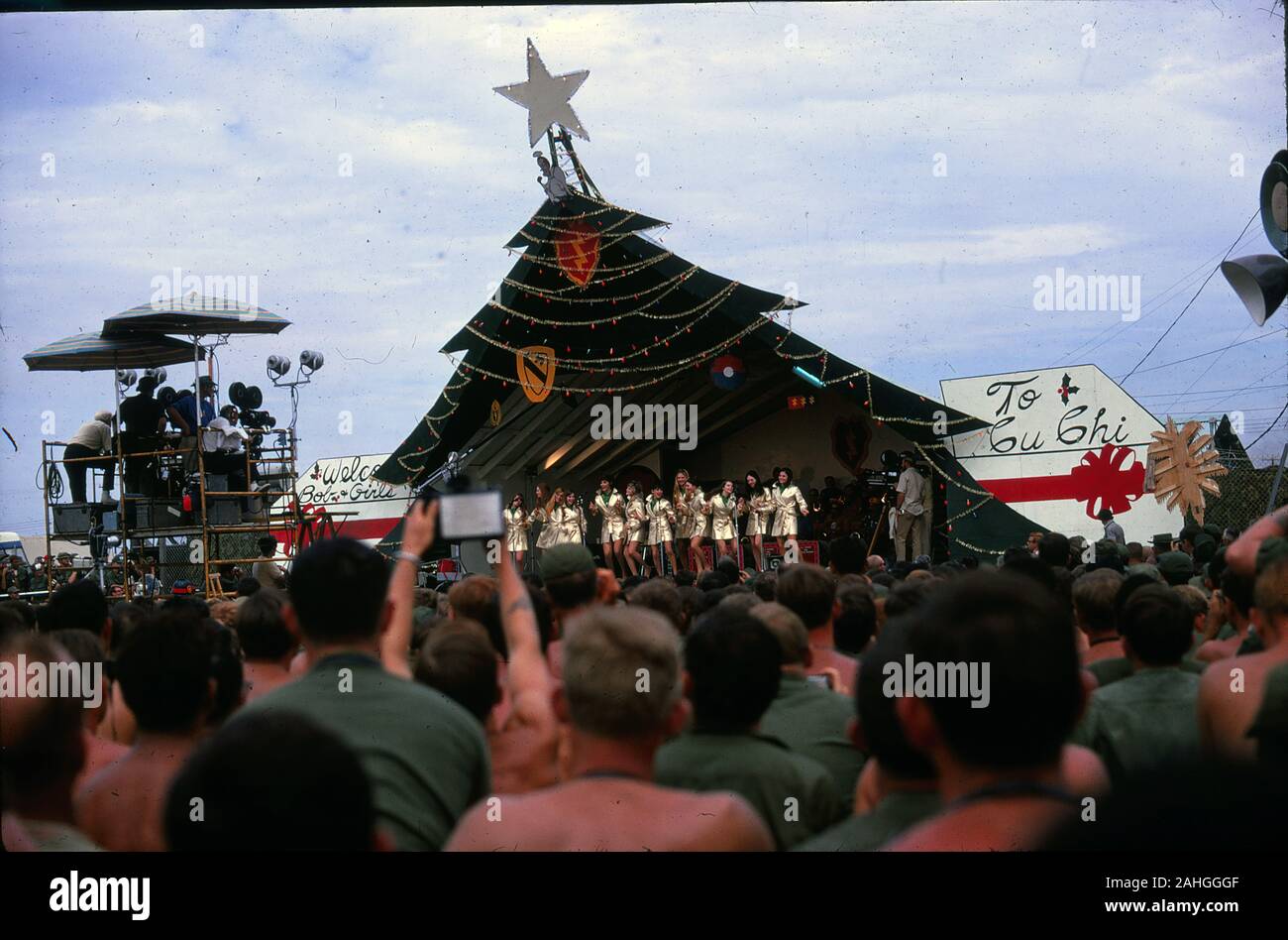 1969 Bob Hope Christmas Special bei einer 1st Cavalry Division Army Base in Cu Chi für US-Truppen in Vietnam während des Krieges stationiert. Stockfoto