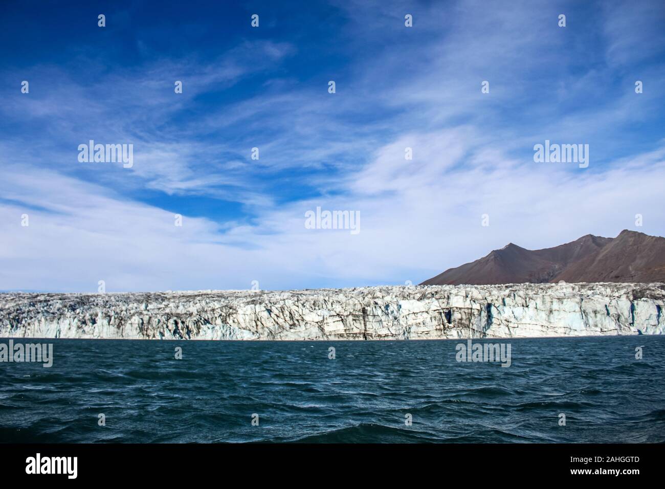 Eisberge vom Gletscher schwimmen in eine Lagune in Island als Folge der globalen Erwärmung Stockfoto
