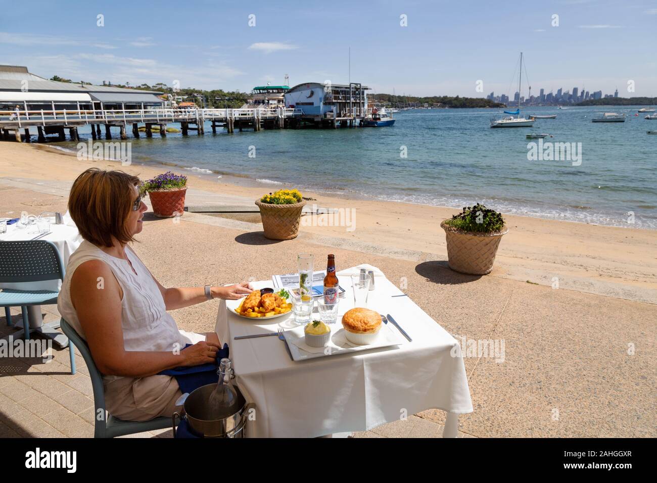 Sydney Restaurant - ein Kunde das Essen an den bekannten Doyles am Strand Restaurant und genießen den Blick auf Sydney, Watsons Bay, Sydney, Australien Stockfoto