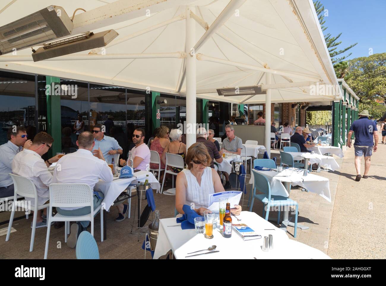 Sydney Restaurant - Kunden Essen an die berühmte Doyles am Strand Restaurant, Watsons Bay, Sydney, Australien Stockfoto