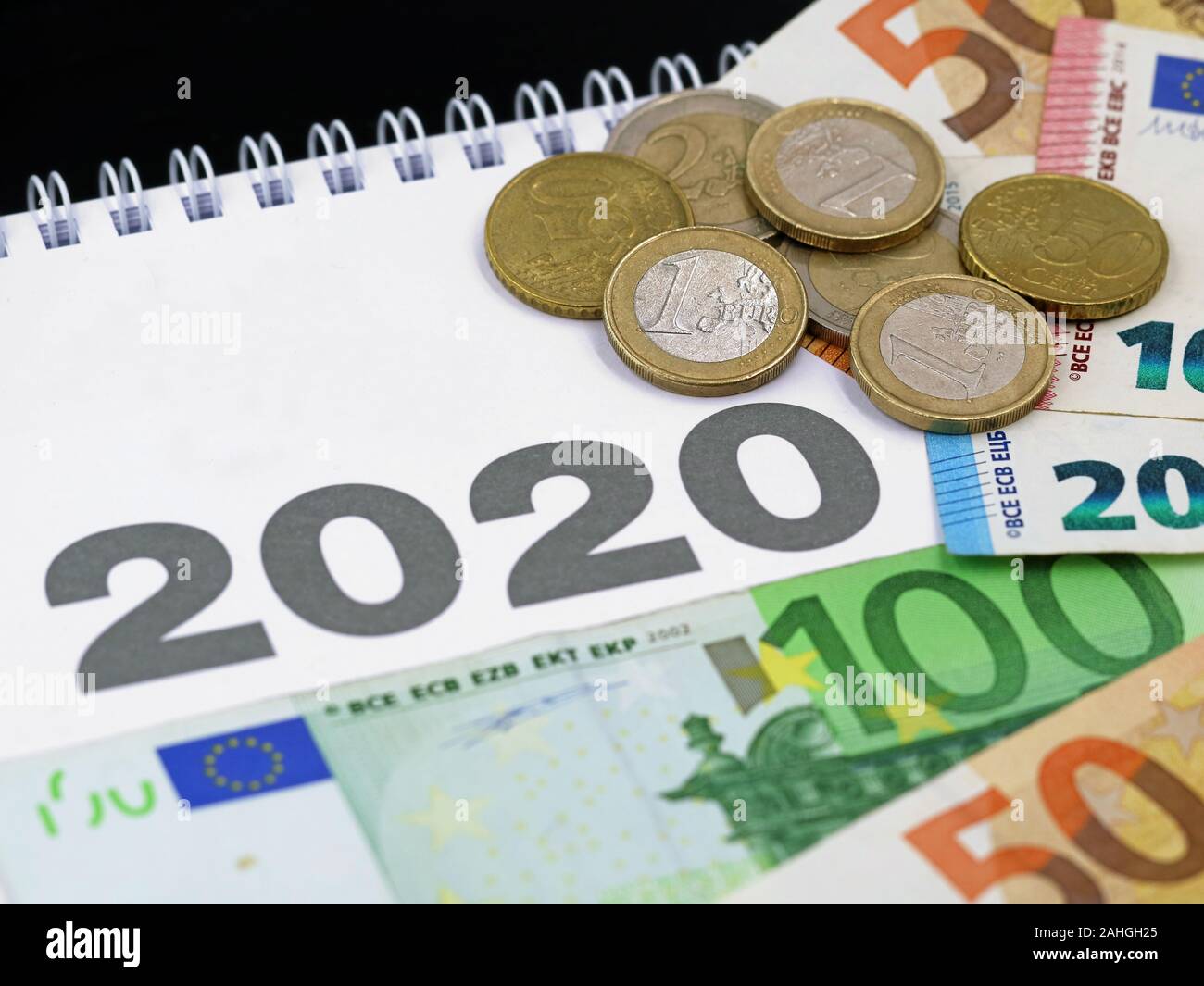 Euro-banknoten und -Münzen am Kalender 2020, Konzept der Ausgaben oder Steuern, Zahlung, Kosten im neuen Jahr Stockfoto