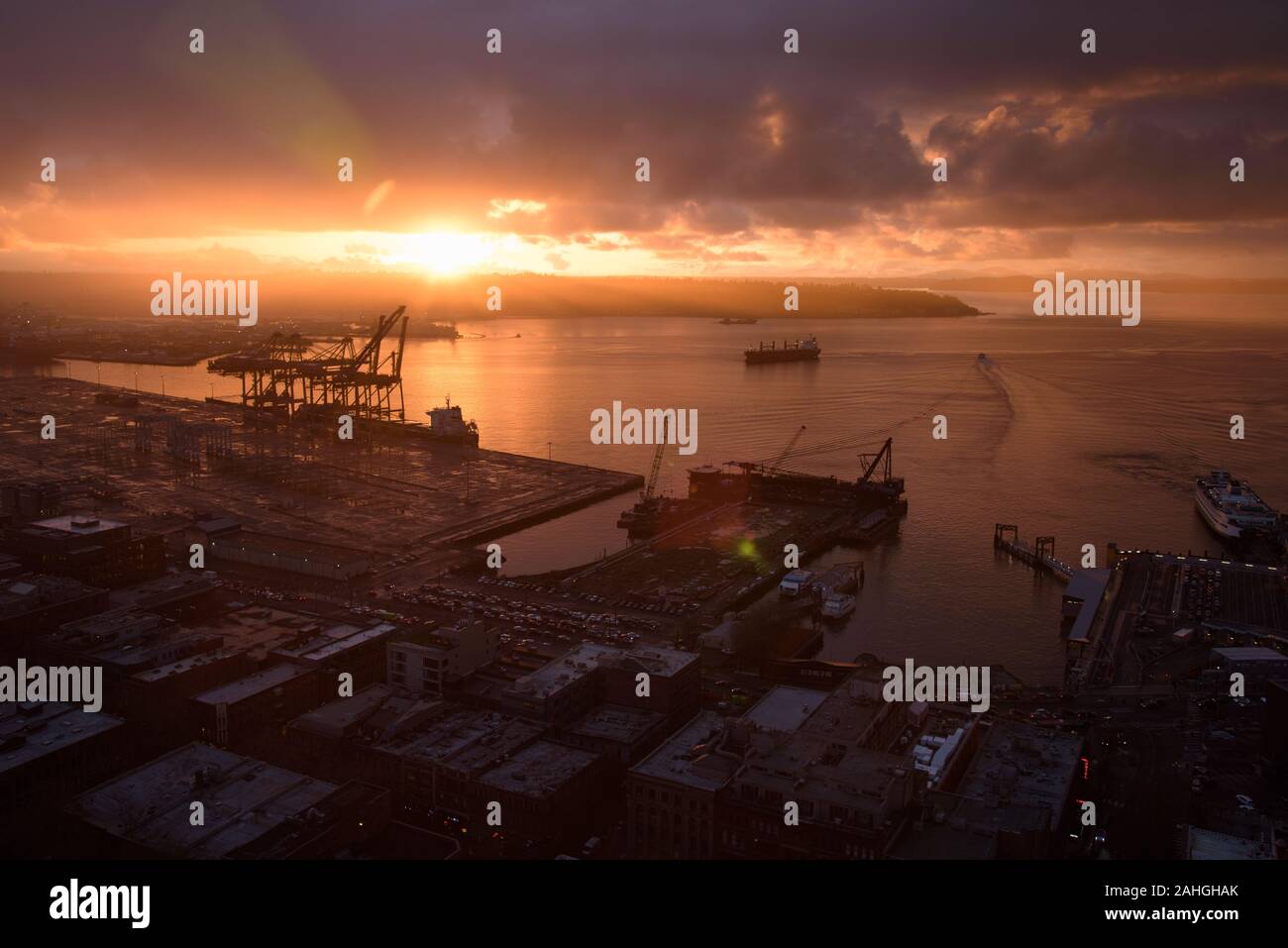Ausblick auf die West Seattle, Elliott Bay und Krane in Richtung Harbour Island suchen während der Goldenen Stunde bei Sonnenuntergang von Smith Tower, Seattle, WA. Stockfoto