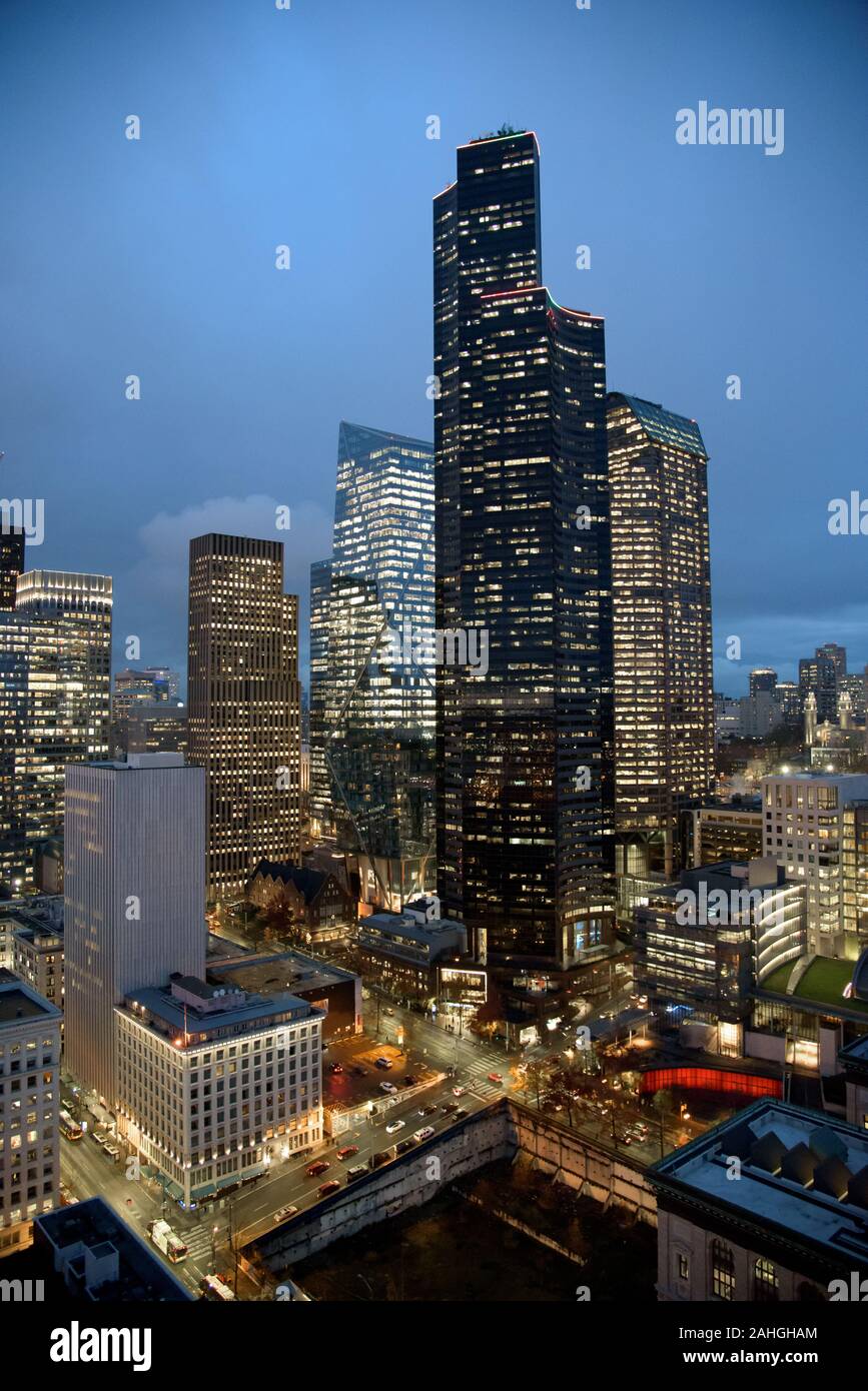 Anzeigen von Columbia Center, einem 76-stöckigen Hochhaus in der Innenstadt von Seattle, von Smith Tower in der Dämmerung. Stockfoto
