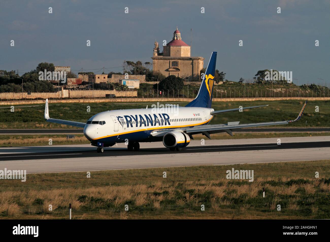 Das Passagierflugzeug Ryanair Boeing 737-800 (registriert bei Malta Air) landete nach einem Budgetflug nach Malta auf der Startbahn. Flugreisen in der EU. Stockfoto