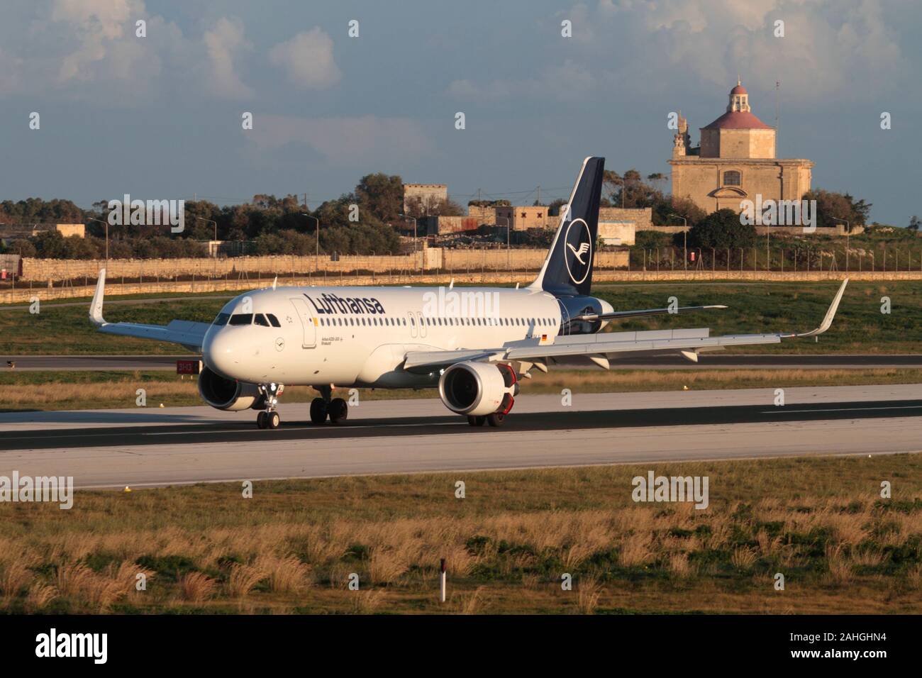 Airbus A320-200 Düsenflugzeug in den neuen Farben der deutschen Fluggesellschaft Lufthansa nach der Landung am Flughafen Malta auf der Startbahn. Flugreisen in der EU. Stockfoto