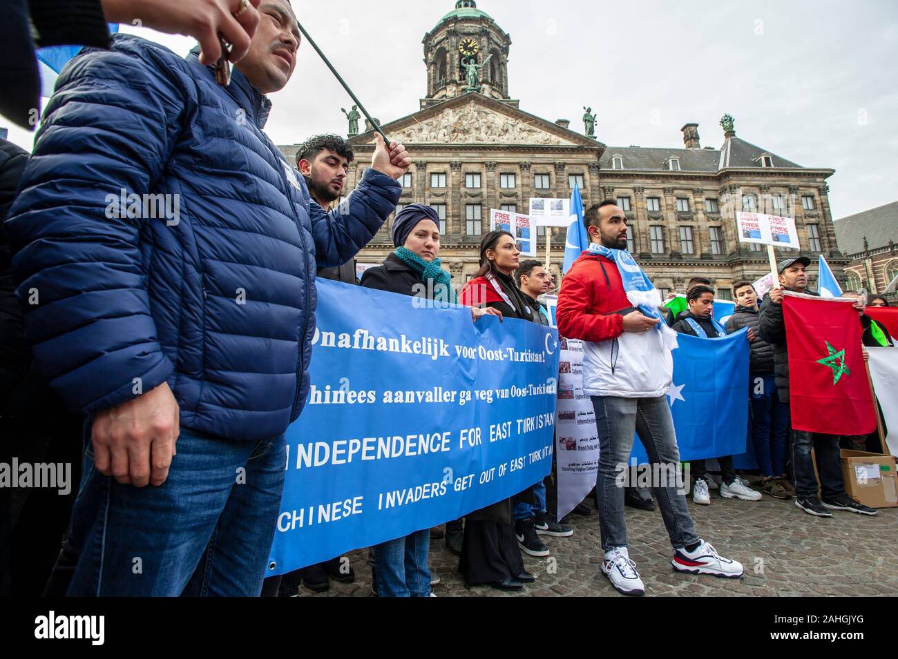 Der Damm, Amsterdam, Niederlande. Sonntag 29. Dezember, 2019. Eine Anti-Chinese Demonstration heute nachmittag, als eine große Gruppe von Demonstranten versammelten die systematische Politik der China anzuprangern, die ethnische und kulturelle Identität der Uiguren und andere muslimische Minderheiten in Xinjiang zu löschen. Die chinesische Regierung hat mehr als eine Million muslins in Internierungslagern in, eine so genannte Re-education Programm festgehalten. Die Uiguren und andere türkische Muslime sind kulturell und ethnisch weit von Chinas Mehrheit Ethik han-chinesischen Bevölkerung. © Charles M Vella/Alamy leben Nachrichten Stockfoto