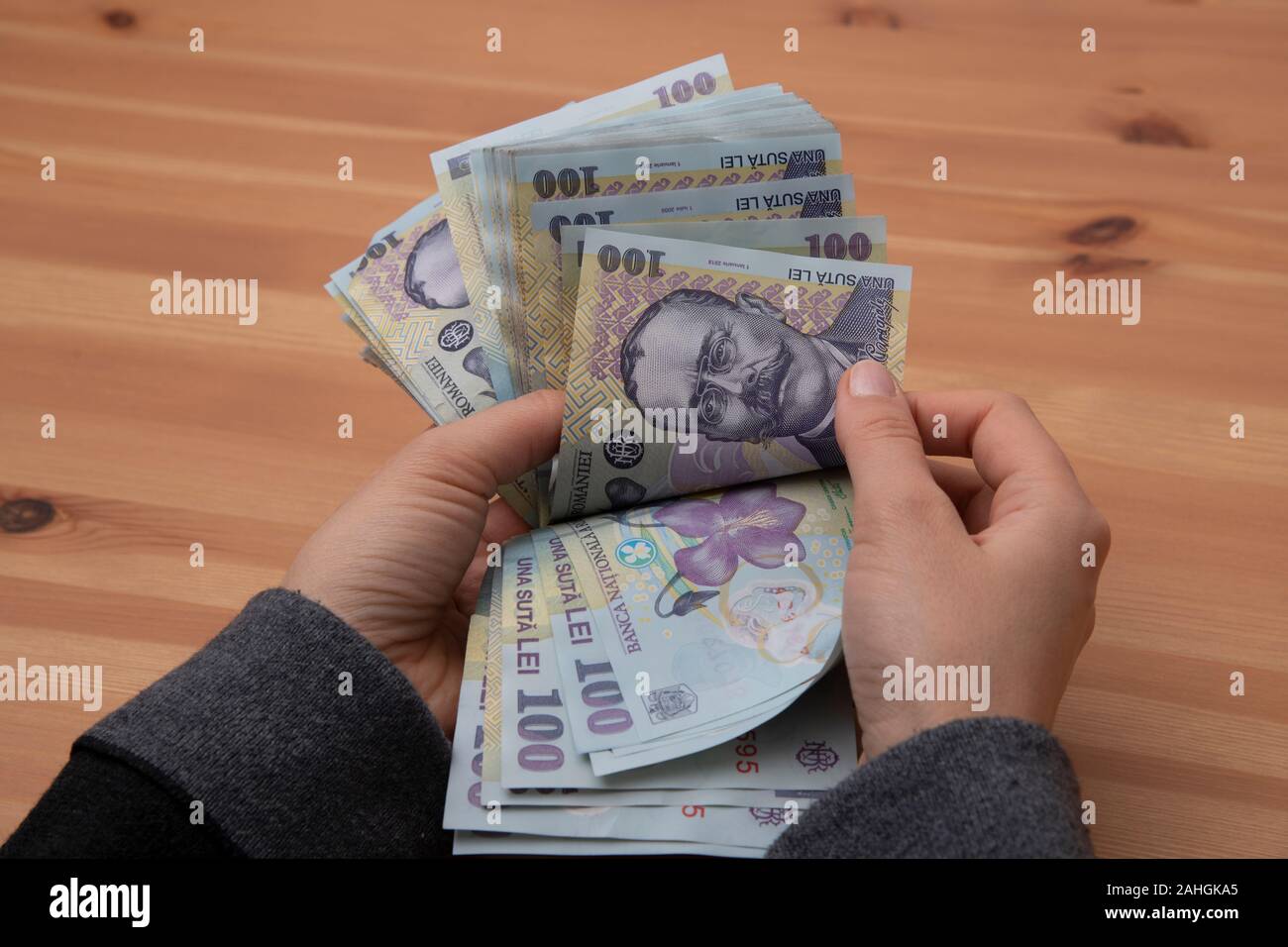 Madchen Hande Zahlen Rumanische Lei Wahrung Das Schliessen Stockfotografie Alamy