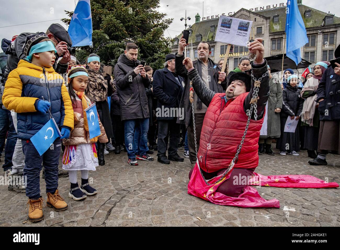 Amsterdam, Niederlande. 18 Mai, 2019. Einen gefesselten Demonstrantin nimmt Teil während der Demonstration. Uiguren und Sympathisanten am Dam Square in Amsterdam sammeln ihre Unterstützung mit ethnischen Chinas Uiguren und Protest gegen das, was sie als die Unterdrückung der Uiguren in China von der Regierung dieses Landes zu zeigen. Credit: Niels Wenstedt/SOPA Images/ZUMA Draht/Alamy leben Nachrichten Stockfoto