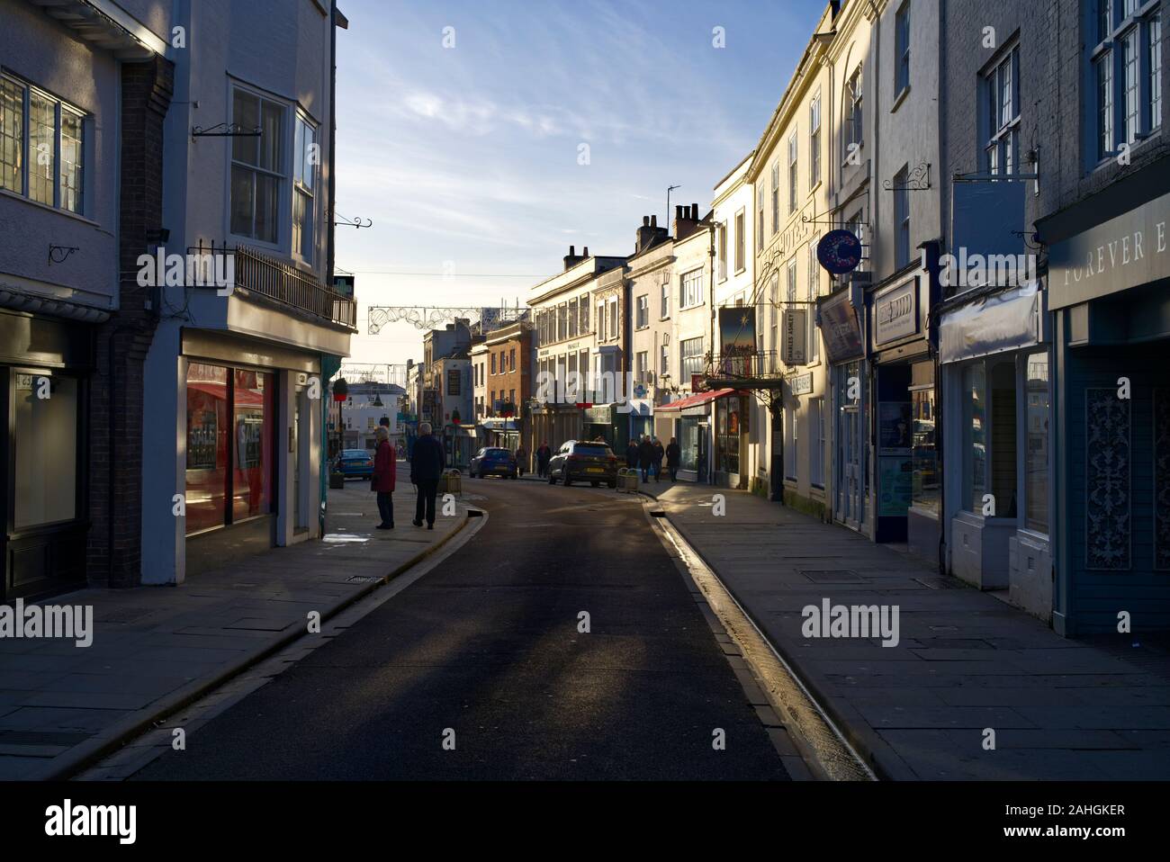Licht, Schatten und Reflexionen auf der Wells High Street Stockfoto