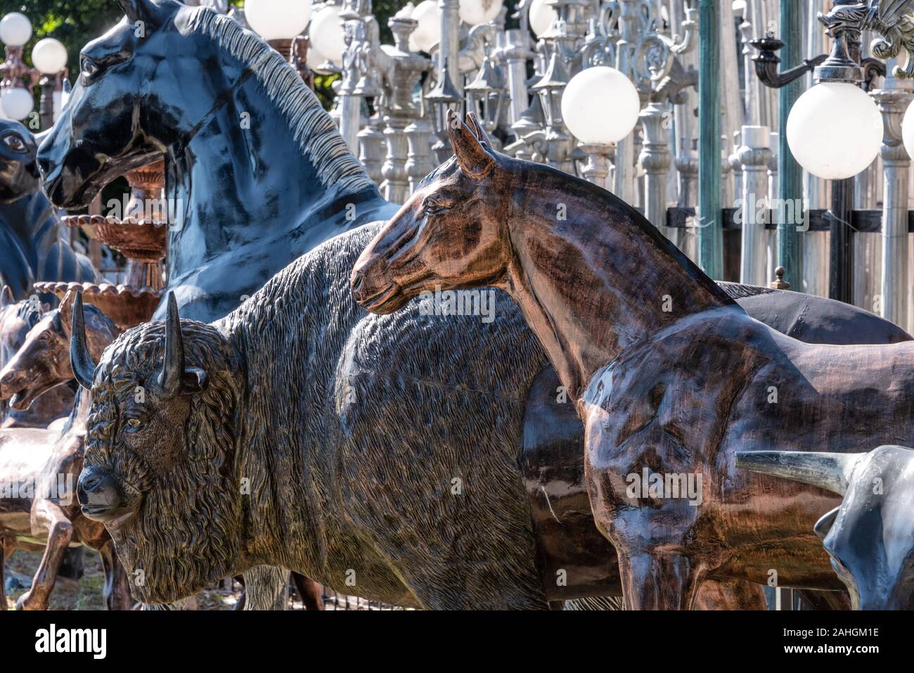Große bemalte Tier Statuen aus recyceltem Aluminium am Straßenrand Barberville Hof Kunst Emporium in Pierson, Florida. (USA) Stockfoto