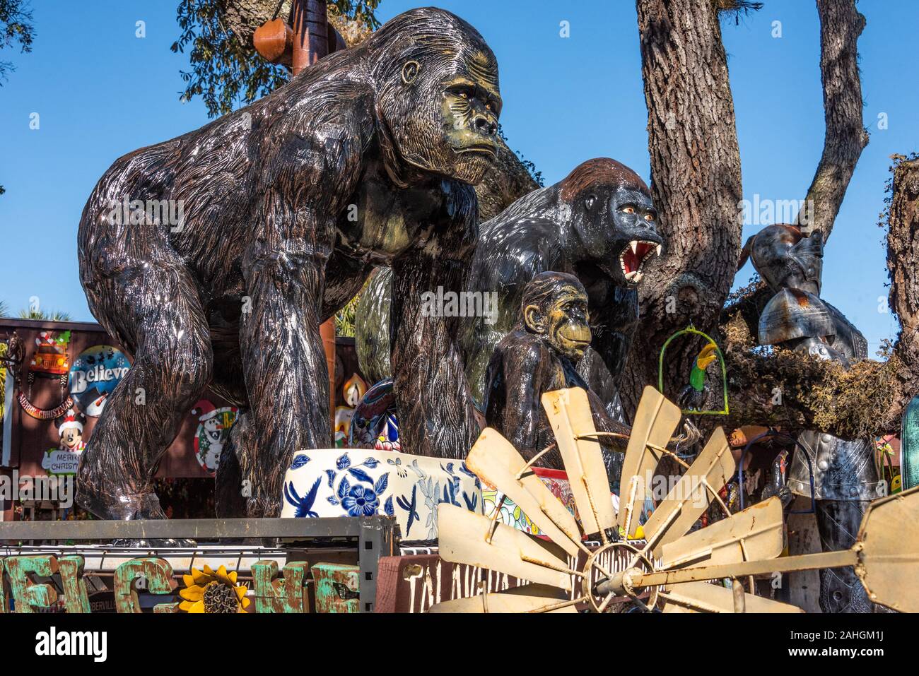 Aluminiumguss Gorillas in Barberville Straßenrand Hof Kunst Emporium in Pierson, Florida. (USA) Stockfoto