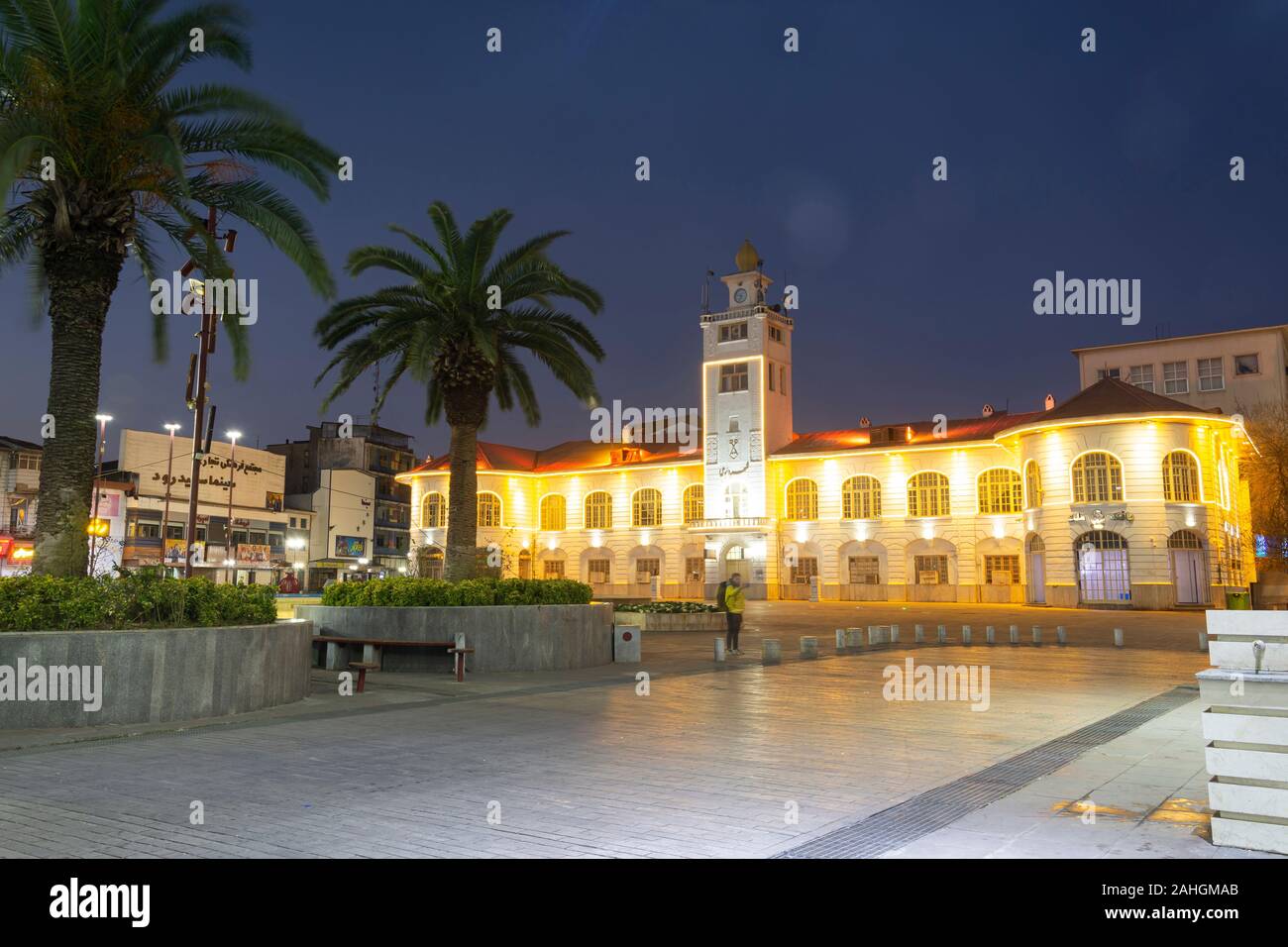 Rasht - IRAN Dezember 27, 2019 Gemeinde alte Gebäude in der Dämmerung - Qajar Dynastie, Provinz gilan Stockfoto