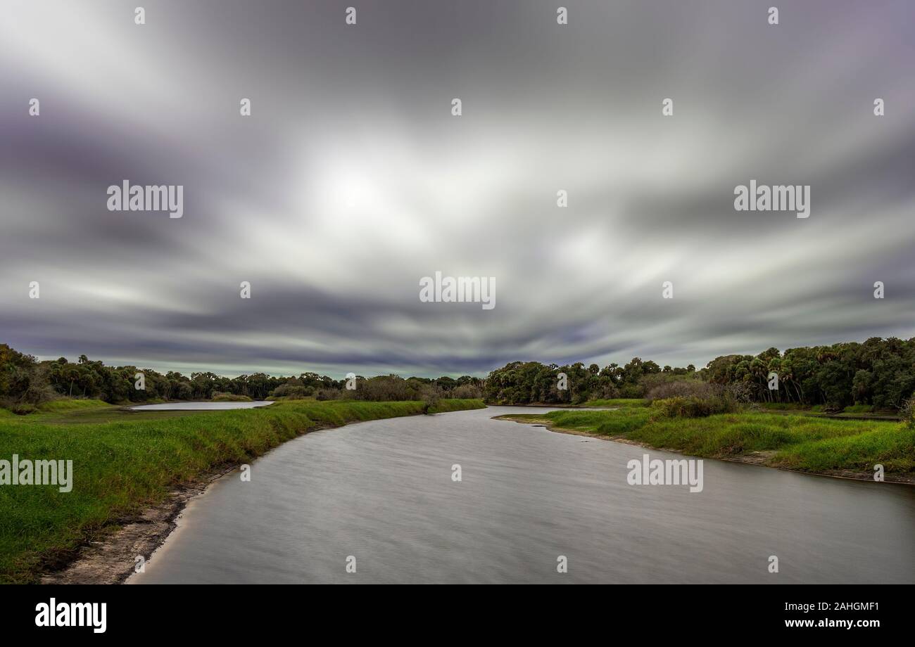 Bewölkt düsteren Tag über Myakka Fluss in der Myakka River State Park in Sarasota Florida Stockfoto