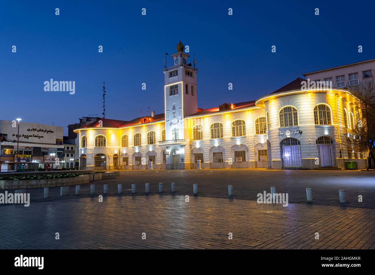 Rasht - IRAN Dezember 27, 2019 Gemeinde alten Gebäude mit einer wunderschönen Beleuchtung im Morgengrauen Zeit - Qajar Dynastie, Provinz gilan Stockfoto