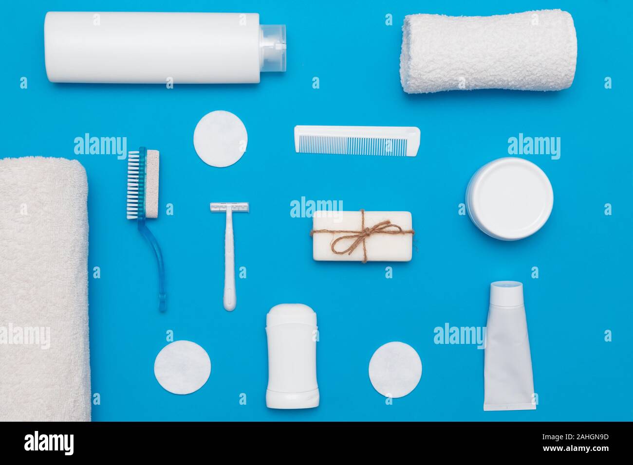 Körper und Haut hygienische Versorgung Pflegeprodukten, Verpackung in weiß auf blauem Hintergrund. Flach. Platz kopieren Stockfoto