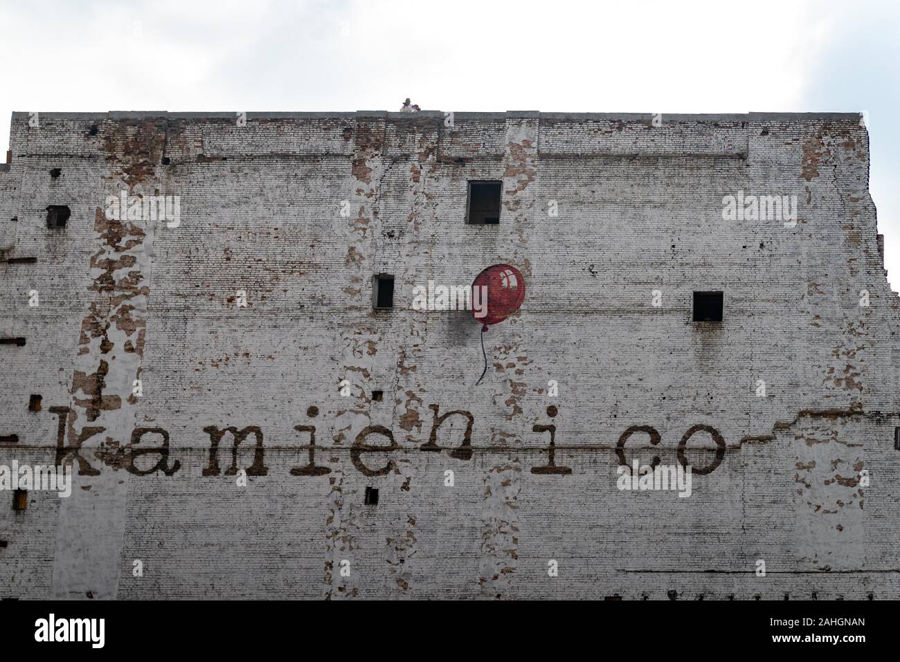 Warschau Polen. Februar 18, 2019. Die Ruinen des alten Warschaus mit einem Wandgemälde an der Wand der kamien ich Co. Das Gebäude zum Abriss vorbereitet wird. Stockfoto
