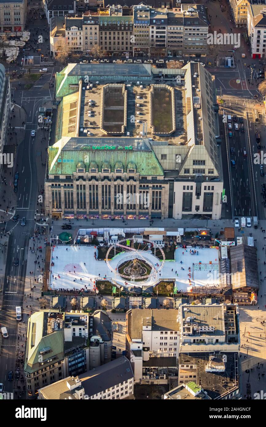 Luftbild, GALERIA Kaufhof Königsallee, Eisbahn DEG-Winterwelt mit dem neugestalteten Corneliusplatz, Düsseldorf, Rheinland, Nordrhein-Westfalen,,Deuts Stockfoto
