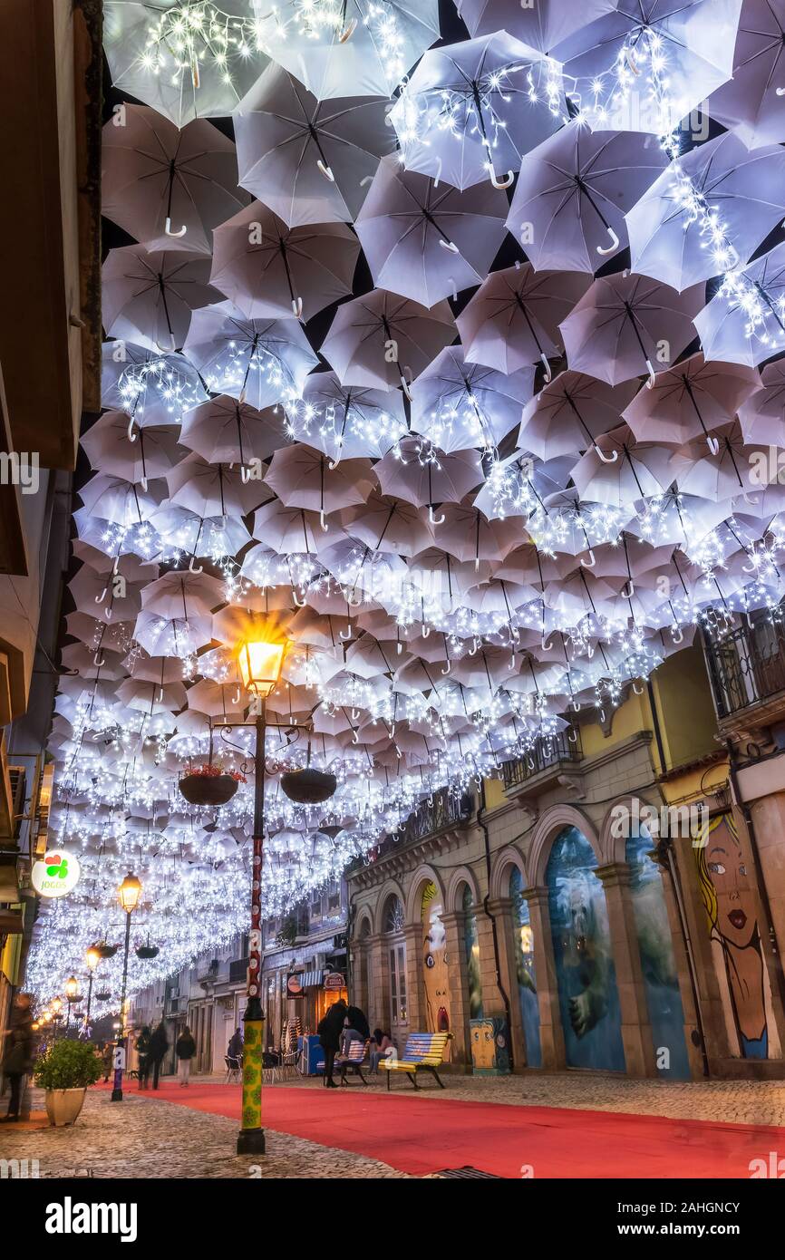 Setubal, Portugal - Dezember 28, 2019: Straße in der Stadt von Águeda, Portugal, in der Nacht mit Weihnachtsdekoration. Stockfoto