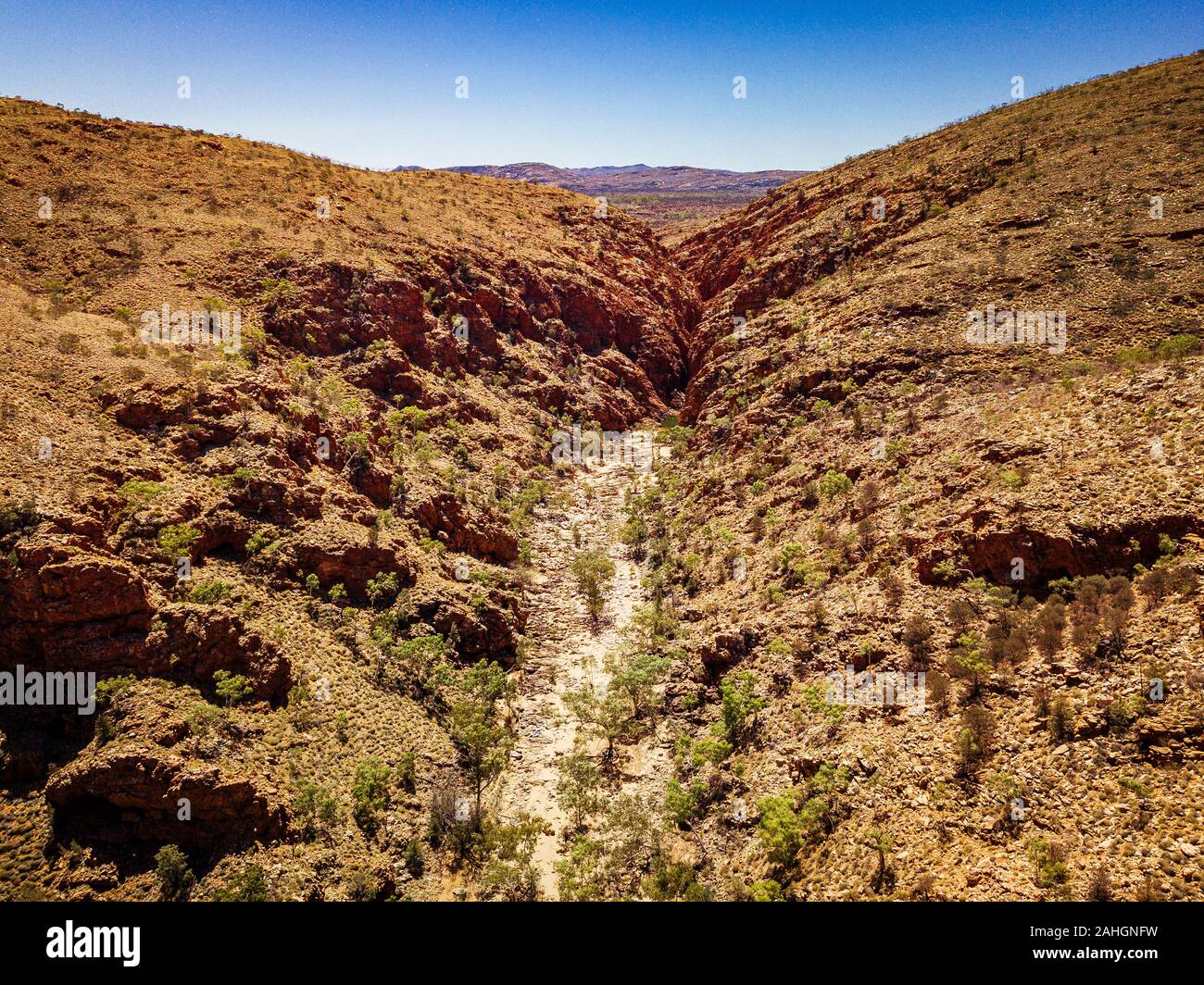 Die Dry Creek Bed bei Redbank Gorge in den West MacDonnell Ranges, Northern Territory, Australien Stockfoto
