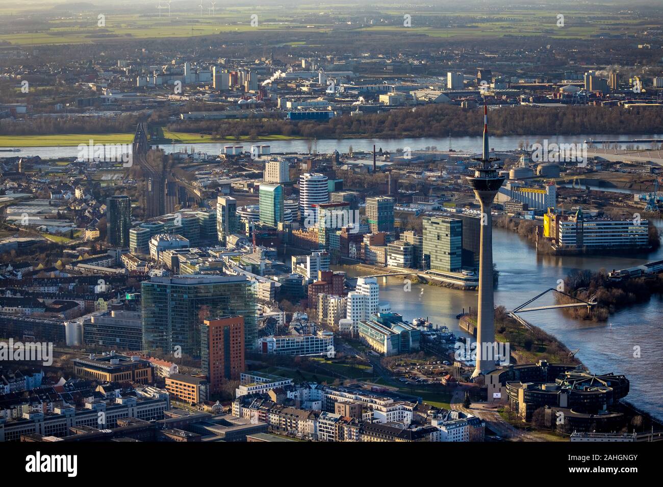 Luftaufnahme, Rheinturm, Fernsehturm, Medienhafen, Düsseldorf, Rheinland, Nordrhein-Westfalen, Deutschland, Am Handelshafen, Aussichtsturm, Brücke bei t Stockfoto