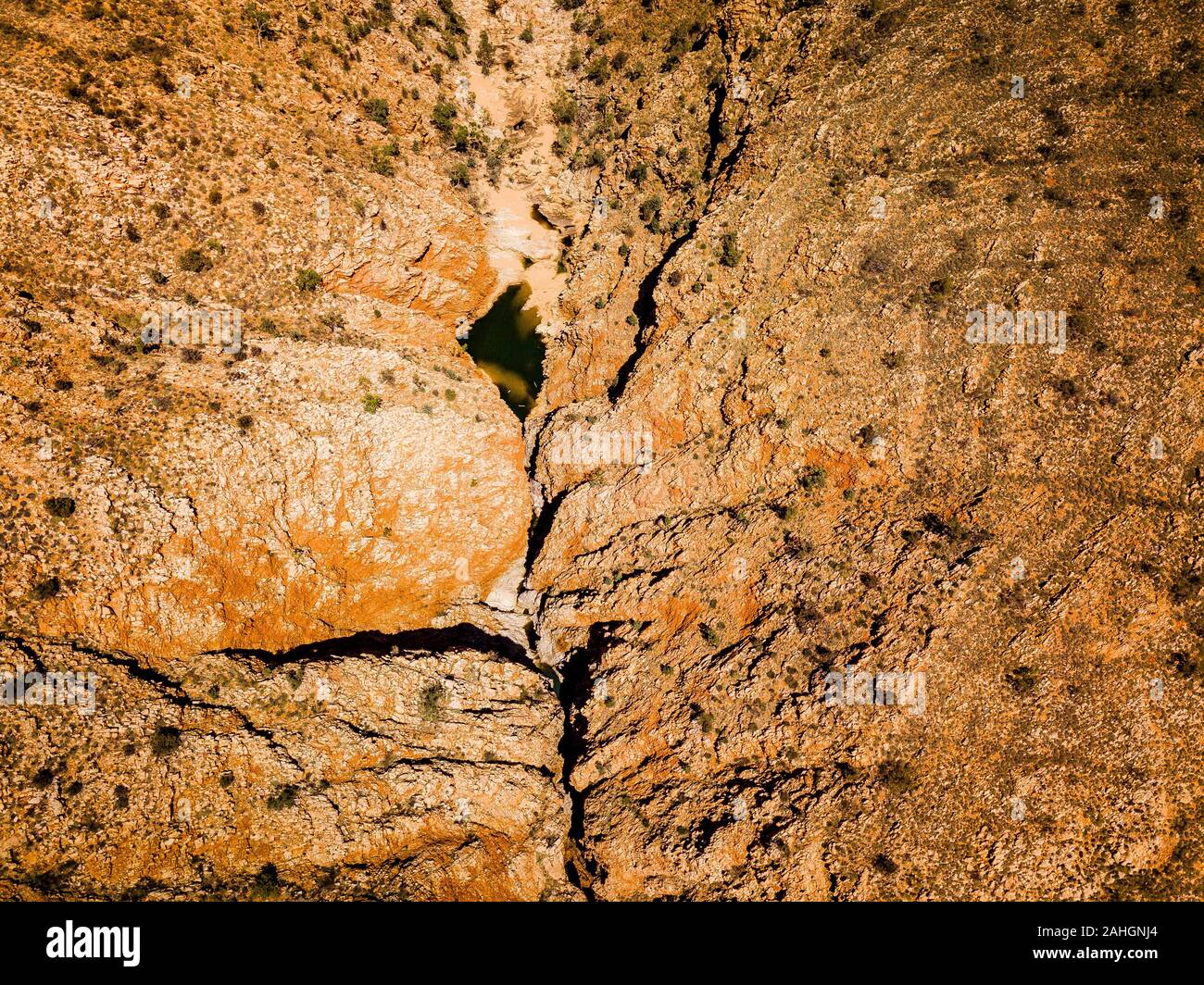 Die dramatischen Spalt im Felsen bei Redbank Gorge enthält eine permanente watersource in die West MacDonnell Ranges, Northern Territory, Australien Stockfoto