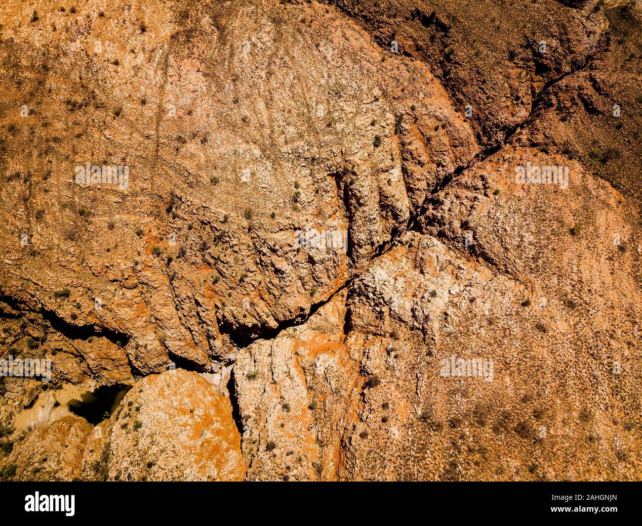 Die dramatischen Spalt im Felsen bei Redbank Gorge enthält eine permanente watersource in die West MacDonnell Ranges, Northern Territory, Australien Stockfoto