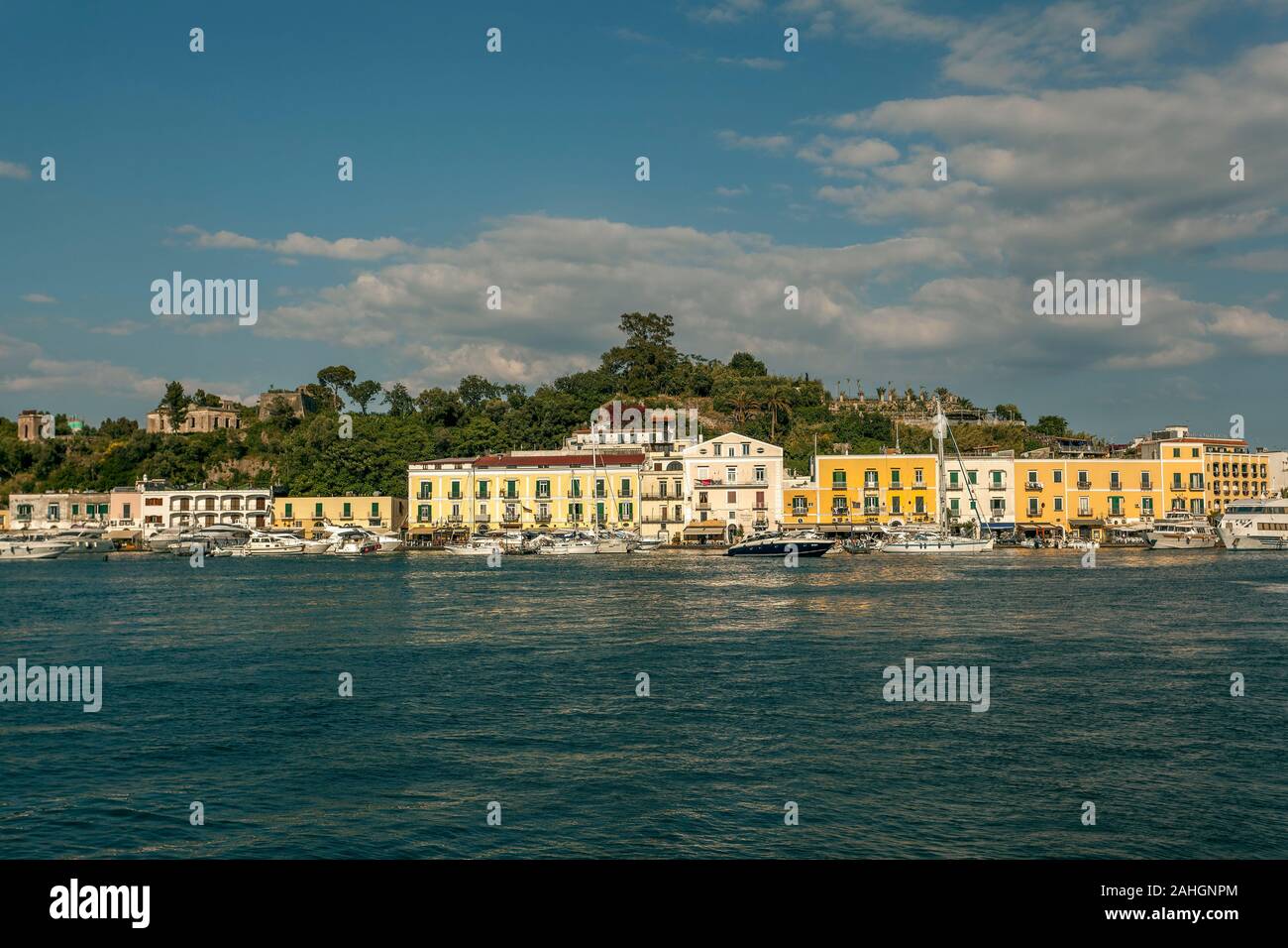 Hafen von Ischia Porto, Ischia, Neapel, Kampanien, Italien Stockfoto