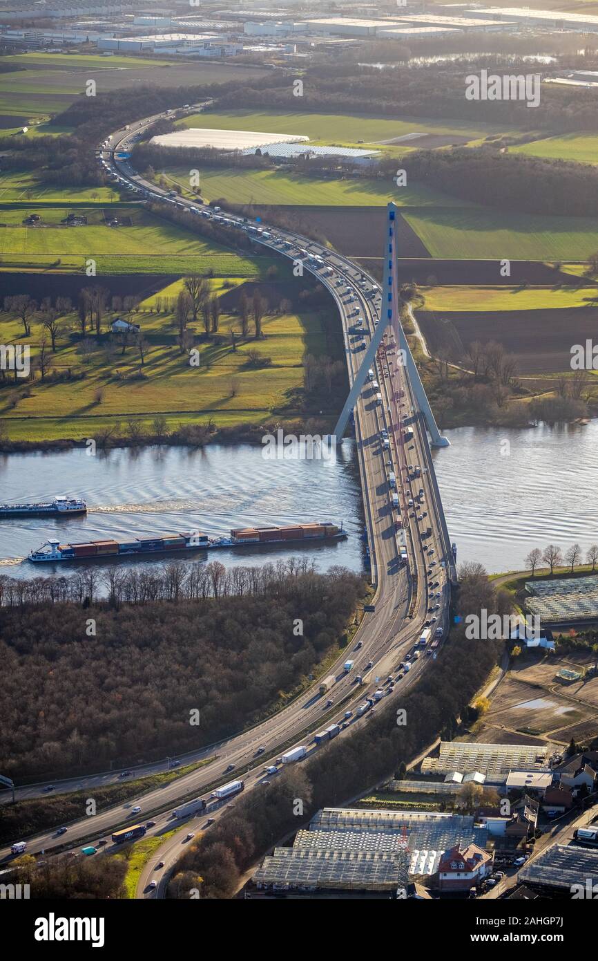 Luftbild, Fleher Brücke und der Autobahn A46, Rhein, Düsseldorf, Rheinland, Nordrhein-Westfalen, Deutschland, Autobahn, Autobahn A46, Autobahn br Stockfoto