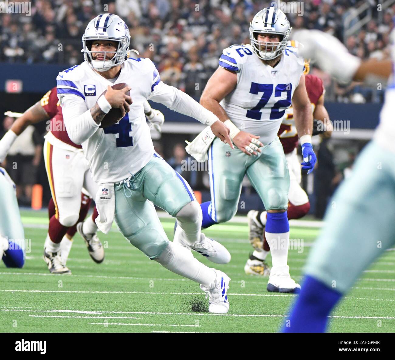 Arlington, USA. 29 Dez, 2019. Dallas Cowboys Quarterback Dak Prescott (4) kriecht gegen die Washington Redskins während ihrer NFL Spiel bei AT&T Stadium in Arlington, Texas am Sonntag, 29. Dezember 2019. Foto von Ian Halperin/UPI Quelle: UPI/Alamy leben Nachrichten Stockfoto