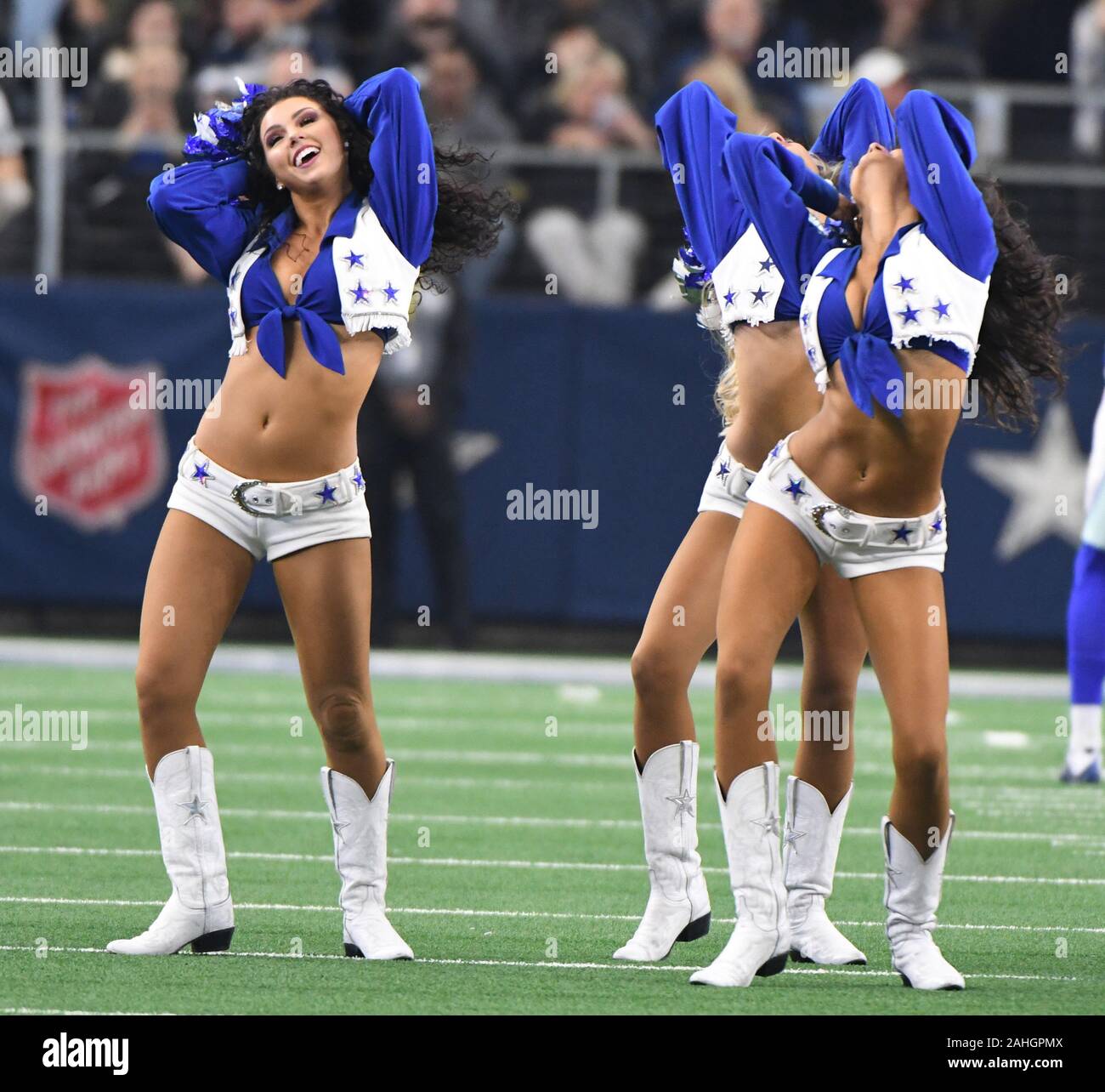 Arlington, USA. 29 Dez, 2019. Die Dallas Cowboys Cheerleaders durchführen, während ein NFL Spiel bei AT&T Stadium in Arlington, Texas am Sonntag, 29. Dezember 2019. Foto von Ian Halperin/UPI Quelle: UPI/Alamy leben Nachrichten Stockfoto