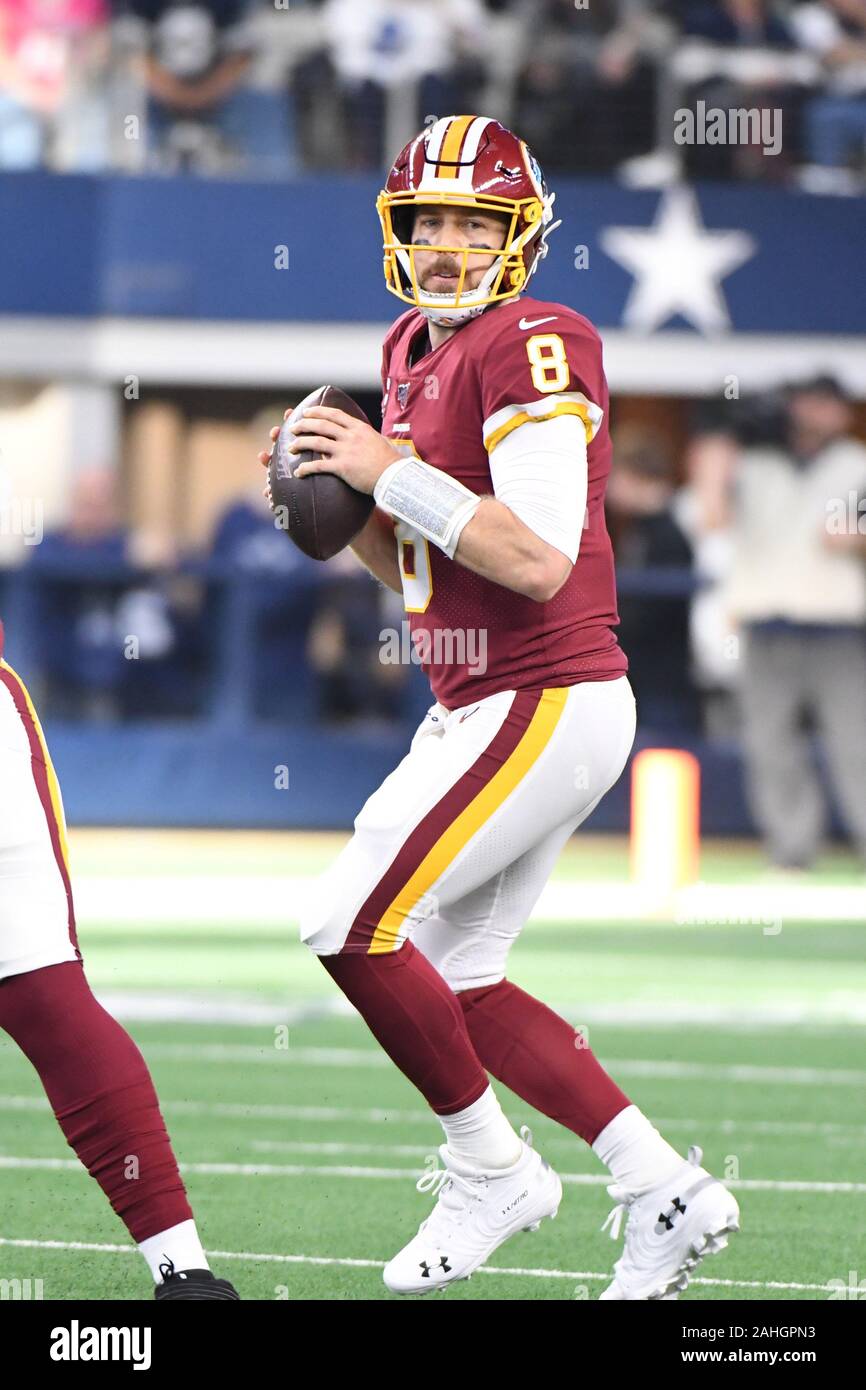 Arlington, USA. 29 Dez, 2019. Washington Redskins quarterback Fall Keenum (8) sieht gegen die Dallas Cowboys in der NFL Spiel bei AT&T Stadium in Arlington, Texas am Sonntag zu werfen, 29. Dezember 2019. Foto von Ian Halperin/UPI Quelle: UPI/Alamy leben Nachrichten Stockfoto