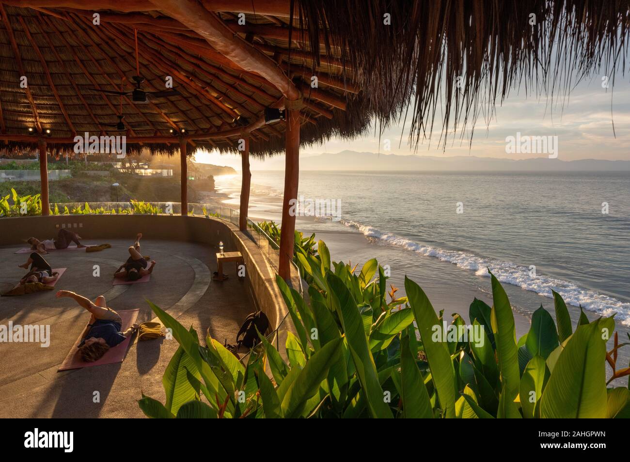 Sunrise yoga Klasse bei der Marival Armony, Riviera Nayarit, Mexiko Stockfoto