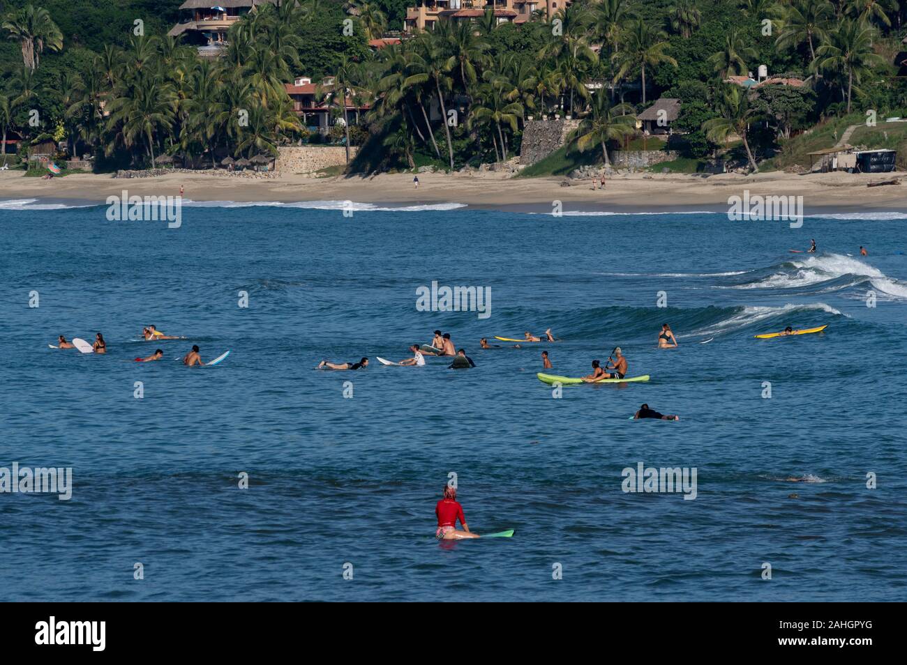 Surfer warten auf Wellen in Sayulita, Riviera Nayarit, Mexiko Stockfoto