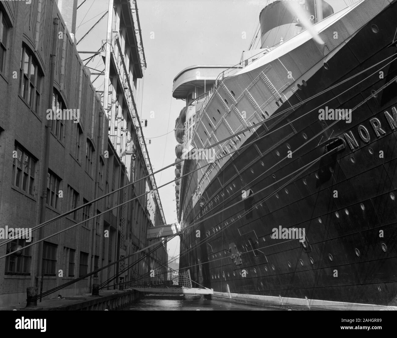 Die SS Normandie, am Dock in New York, während der Prozess der wieder eingebaut wird, als Truppentransporter im Zweiten Weltkrieg zu dienen. Das Datum des Fotos ist ungewiss, aber es ist eindeutig vor das Feuer, das das Schiff im Februar 1942 belagert Stockfoto