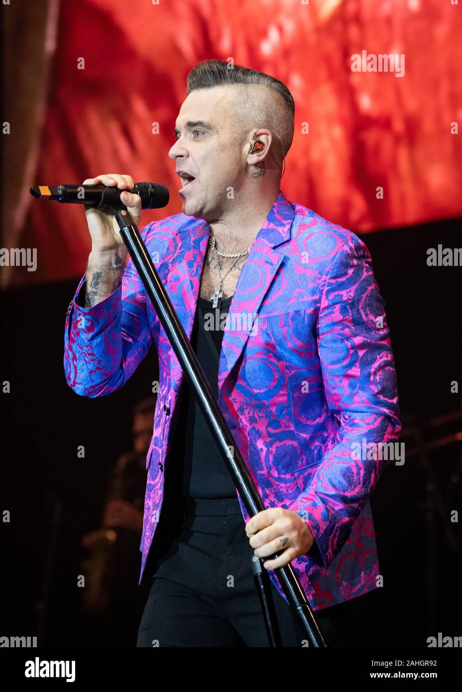 Robbie Williams unterhält einen ausverkauft Die 2019 Hits Live Event in Manchester. Stockfoto