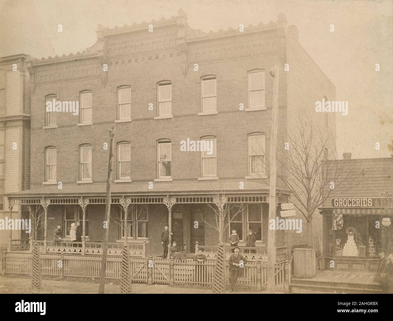 Antike c 1890 Foto, "Haus der Zeit Wylie Sekretär der Eisenbahn YMCA in Scranton, Pennsylvania." Neben A.B. Ralph Lebensmittel. Quelle: original Foto Stockfoto