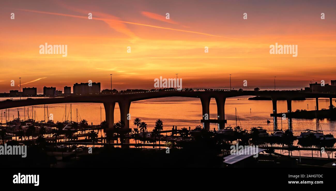 Blick auf den Hafen und Brücke, wie die Sonne in Clearwater, Florida Stockfoto