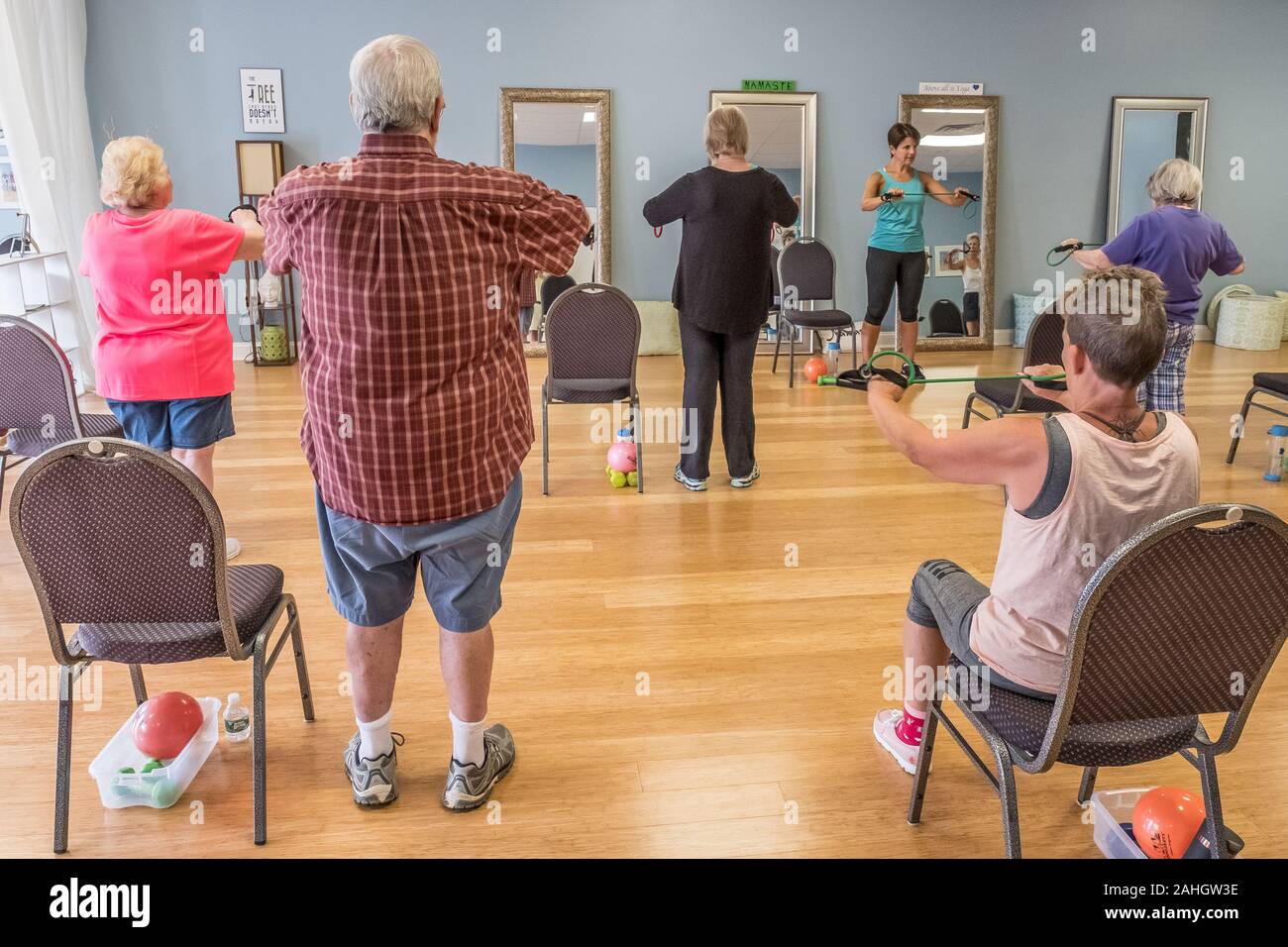 Ein Senioren yoga Klasse Stockfoto