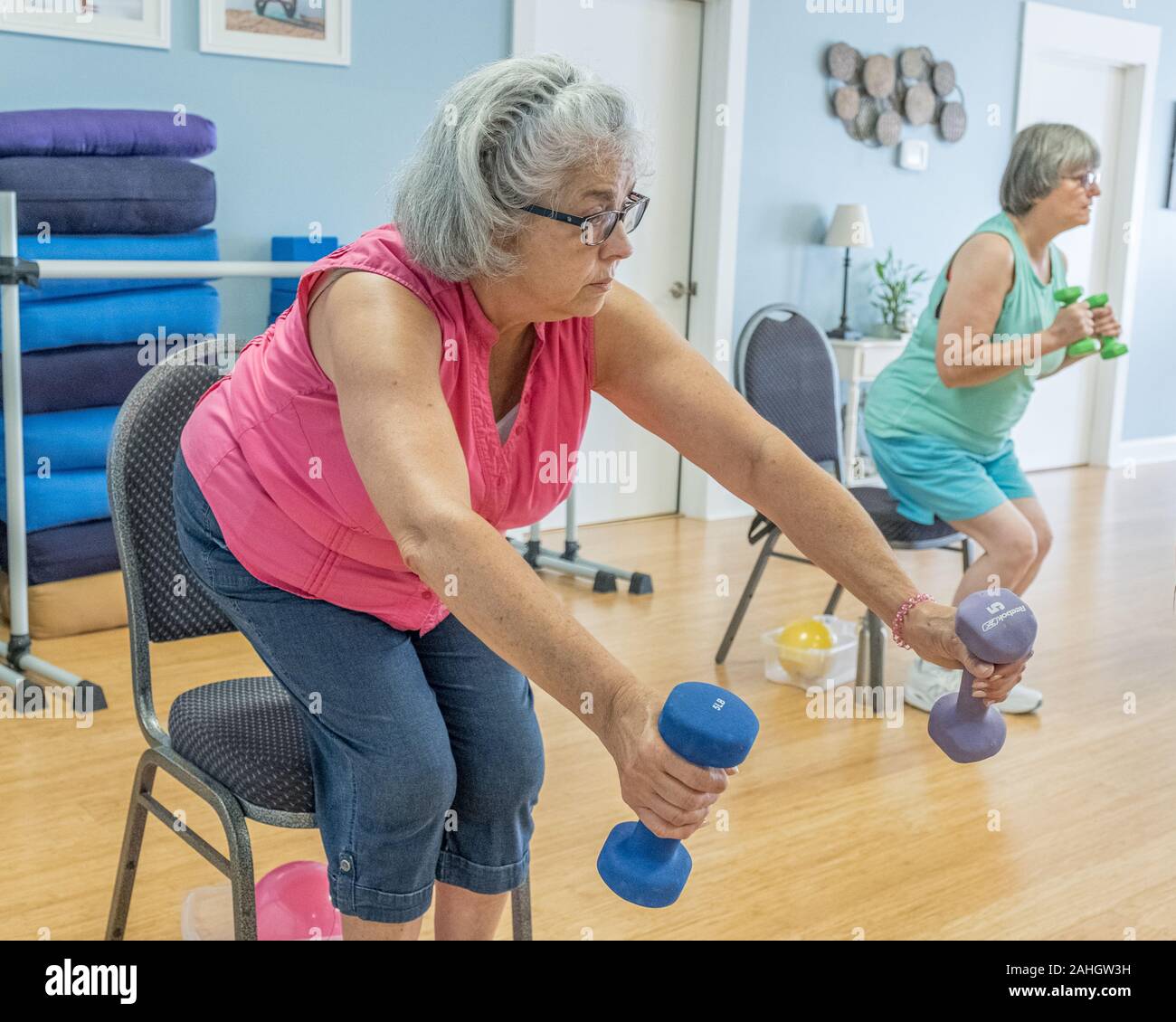 Ein Senioren yoga Klasse Stockfoto
