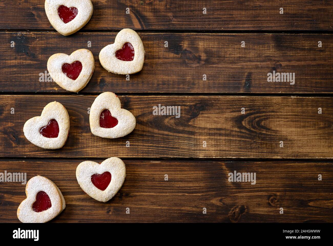 Herzförmige Linzer cookies für Valentines Tag auf braunem Holz- Hintergrund. Platz kopieren Stockfoto