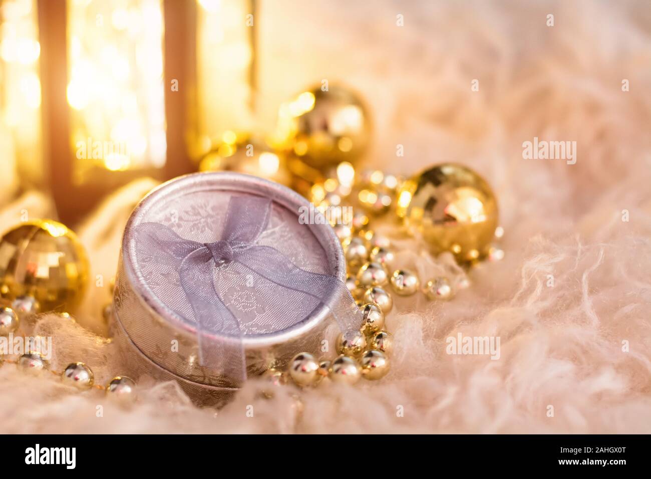 Das neue Jahr Spielzeug auf weißem Fell. Laterne, Gold, Perlen, Geschenkbox und Disco Bälle. Weihnachten Komposition. Stockfoto