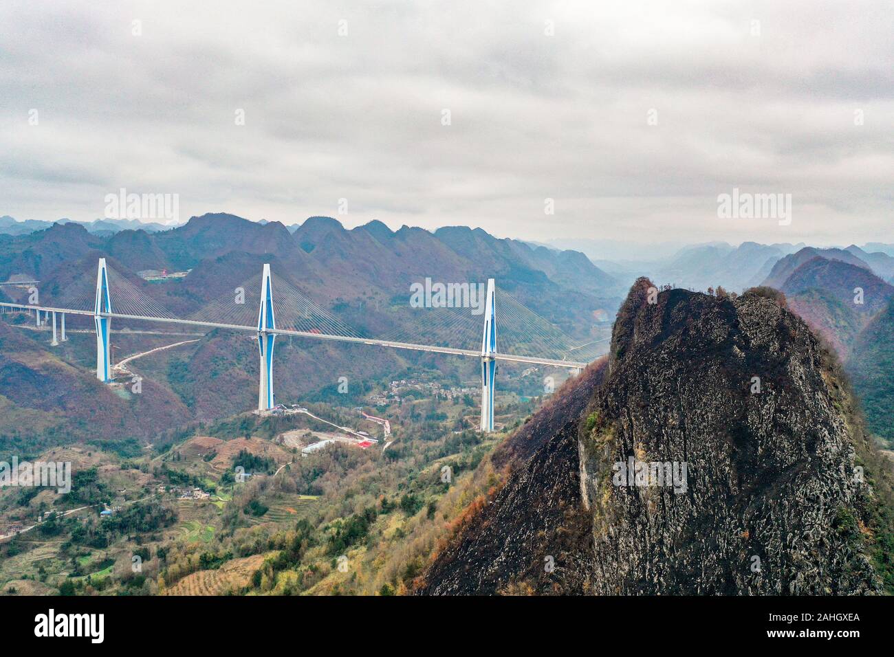 Peking, China. 29 Dez, 2019. Luftbild am Dez. 29, 2019 zeigt eine Ansicht der Pingtang Brücke im Südwesten Chinas Provinz Guizhou. Die Brücke, eine kolossale Kabel-Viadukt mit einer Spannweite von 2.135 Metern unterstützt, hat die Akzeptanz geführt und wird bald für den Verkehr geöffnet. Credit: Liu Xu/Xinhua/Alamy leben Nachrichten Stockfoto