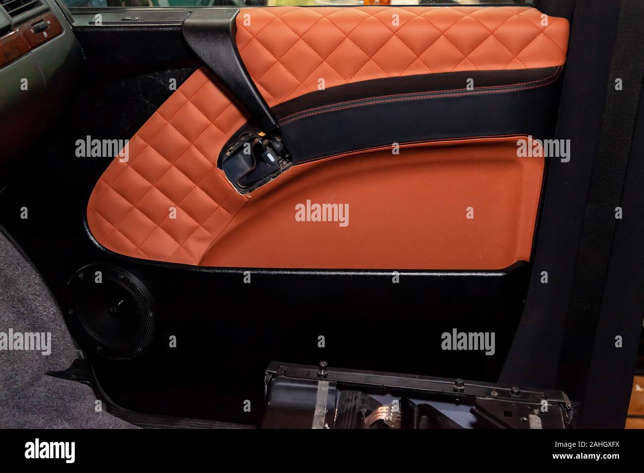 Das Innere des Wagens mit Blick auf die Fahrer tür mit Knöpfen, Armlehne  und Hellbraun Leder nach Details und Chemische Reinigung im Nähen Werken  Stockfotografie - Alamy