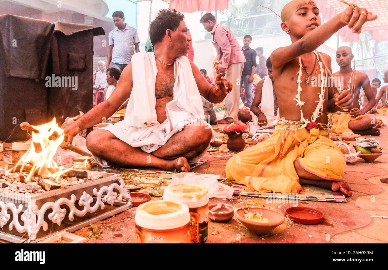 PURI, Orissa/Indien - vom 12. März 2018: eine hinduistische Zeremonie, die rituelle Verbrennung von viel insence findet in einem großen smokey Bereich abgedeckt. Stockfoto