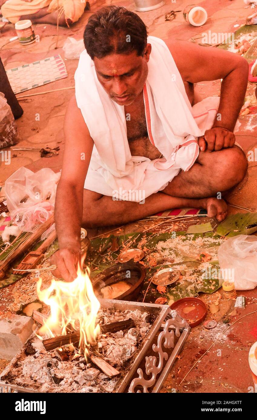 PURI, Orissa/Indien - vom 12. März 2018: eine hinduistische Zeremonie, die rituelle Verbrennung von viel insence findet in einem großen smokey Bereich abgedeckt. Stockfoto