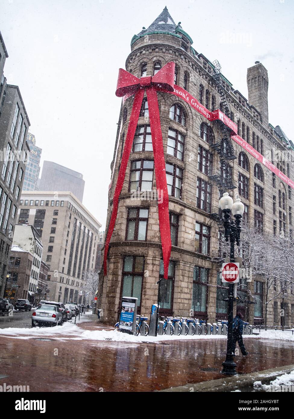 Einen massiven roten Bogen ist rund um ein Gebäude in Boston band Stockfoto