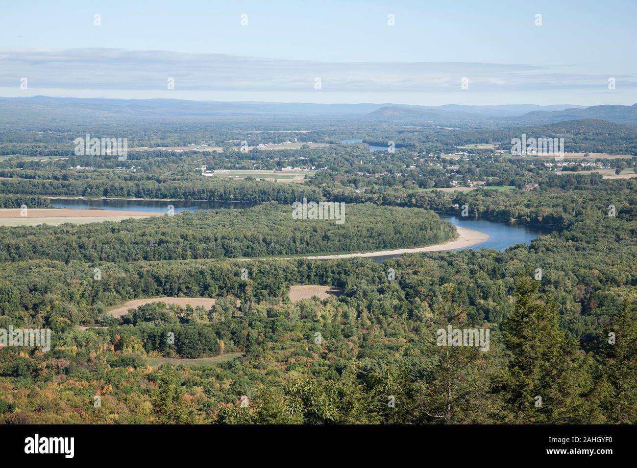 Panoramablick von Northampton, Connecticut River und Pioneer Valley im Herbst. Stockfoto