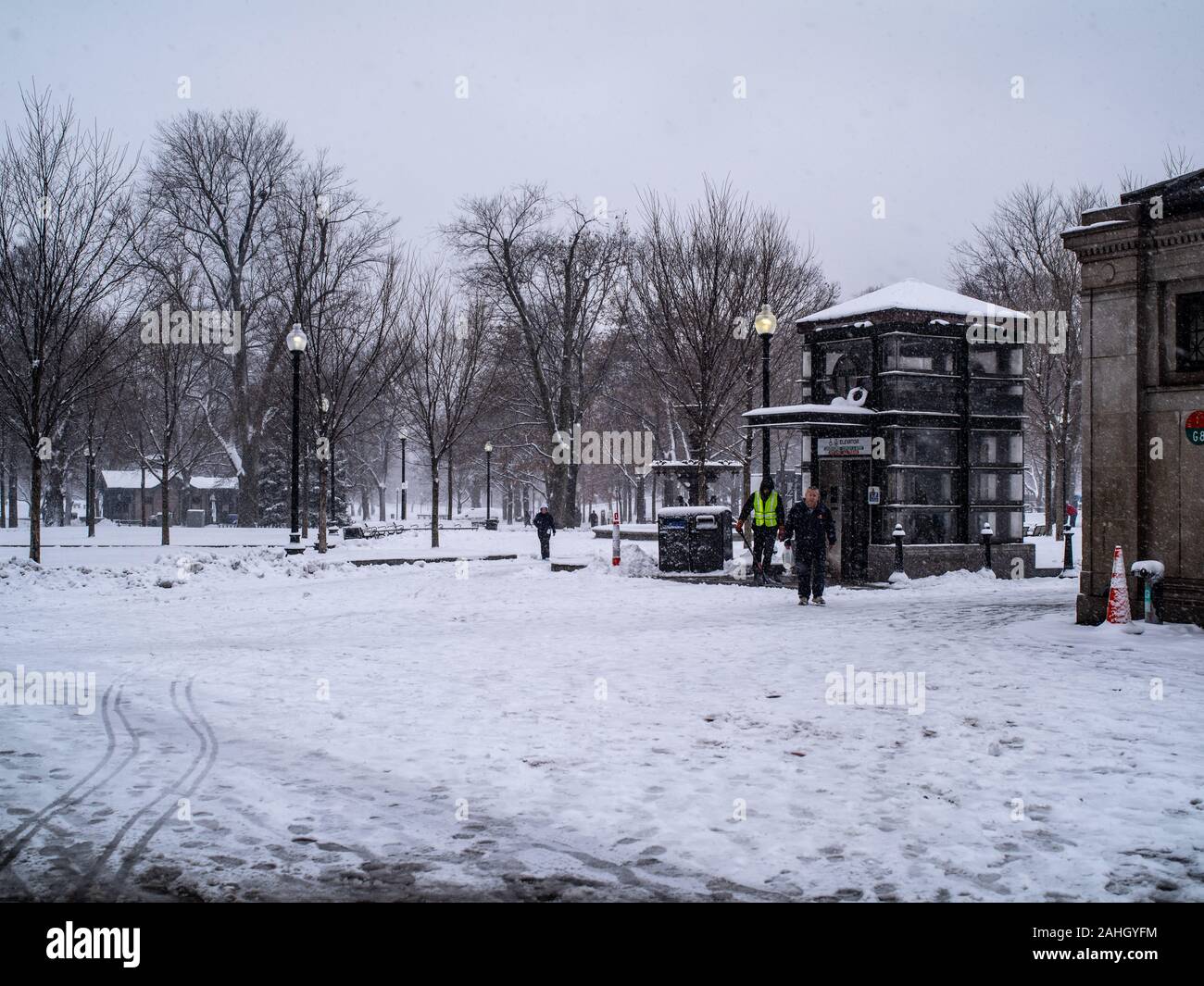 Drei Personen in der Nähe der T Stop am Boston Common Stockfoto